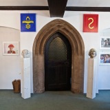 11 Mühlacker und Lienzinger Wappen von Inge Luise Vollmer über dem Eingang, Plastiken von Sigrid Baumgärtner