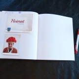 29 Das neue Gästebuch der Künstlergruppe. Die noch leere Seite ist für den abwesenden Bürgermeister von Schmölln reserviert
